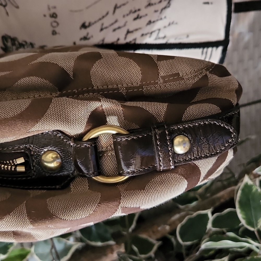 Coach Madison Maggy Shoulder Bag Witj Gold Hardware - Picture 5 of 13